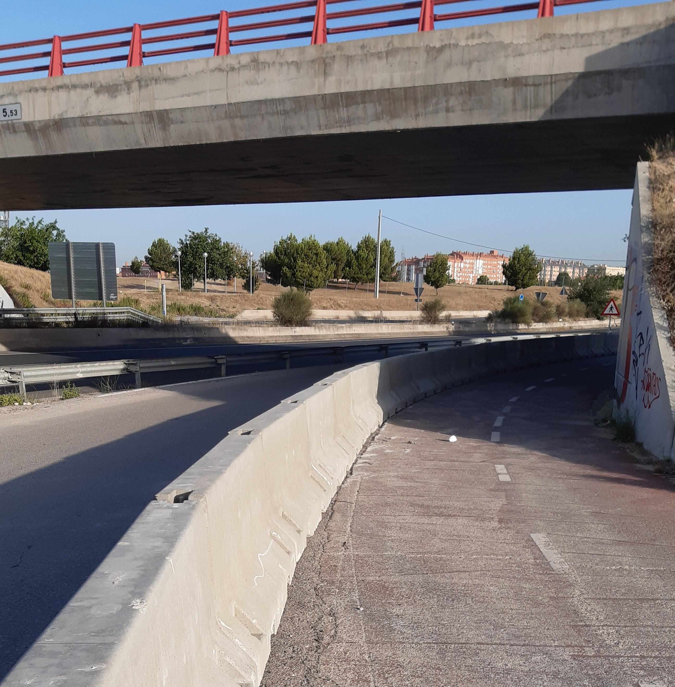 Vista de los bloques de hormigon y el carril bici
