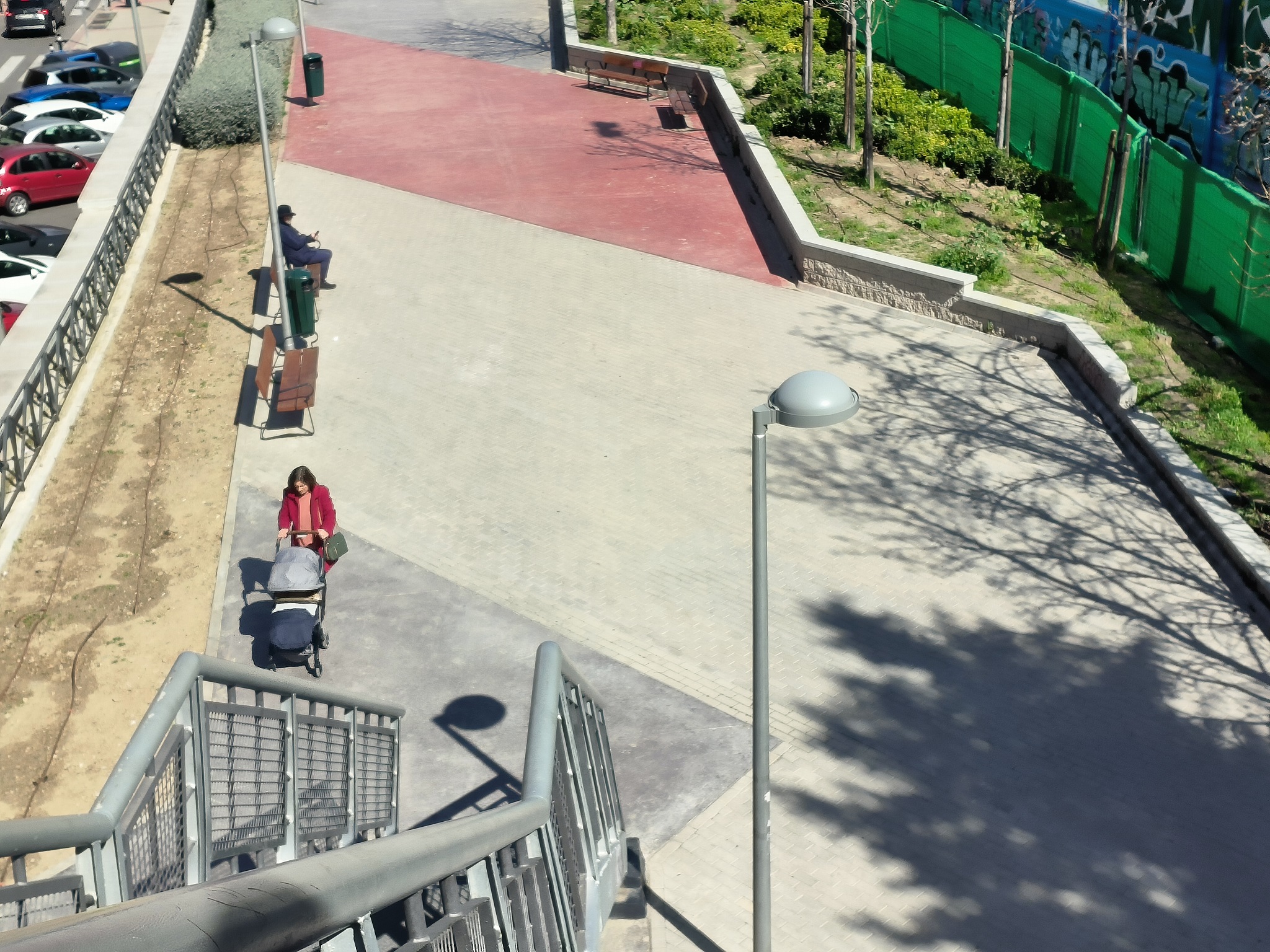 Escalera que impide la movilidad adecuada para cruzar la M-30 en la zona de Valderribas (Retiro/Pte. Vallecas)