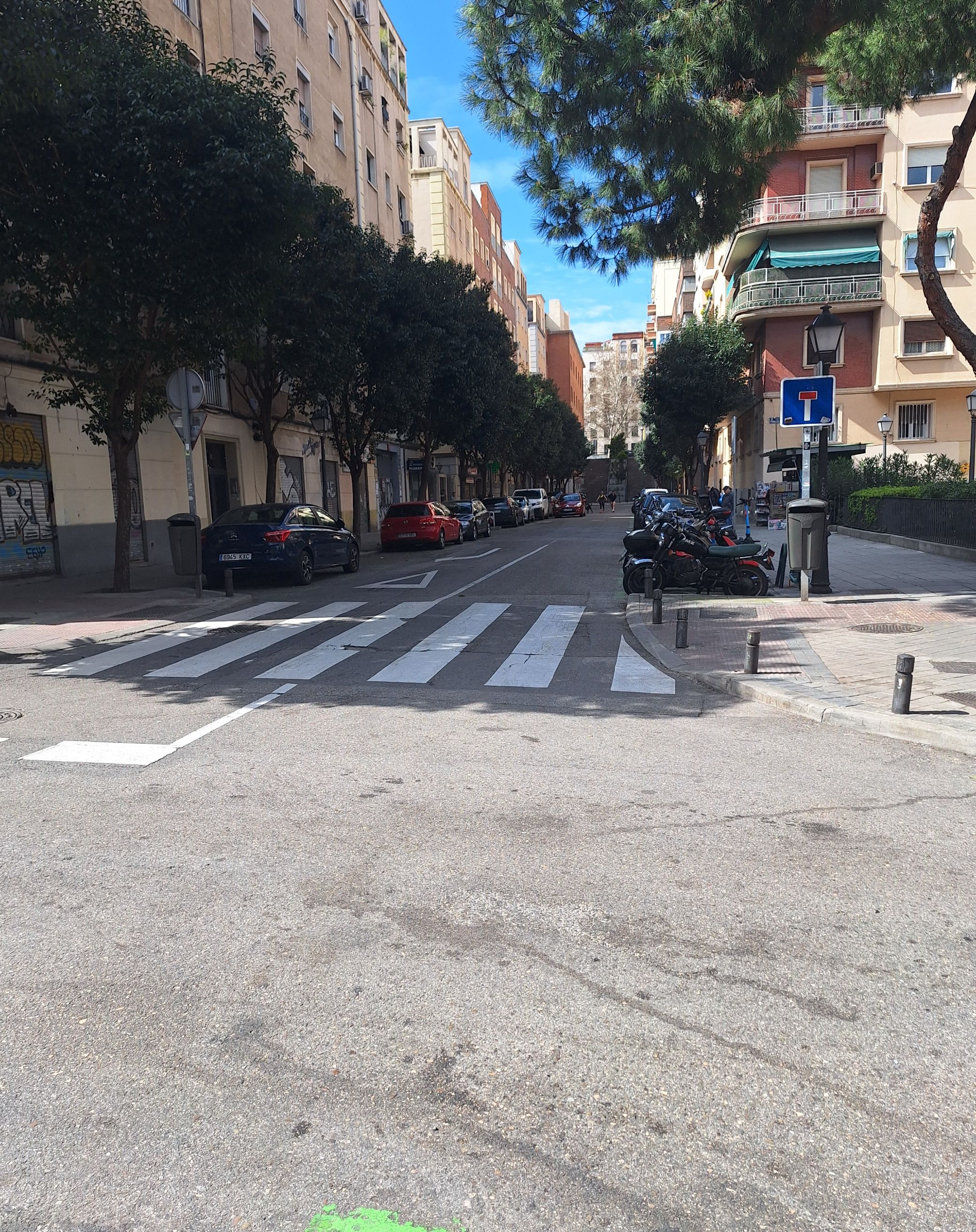 Calle Peñascales con las escaleras al fondo y el parque a la derecha. 