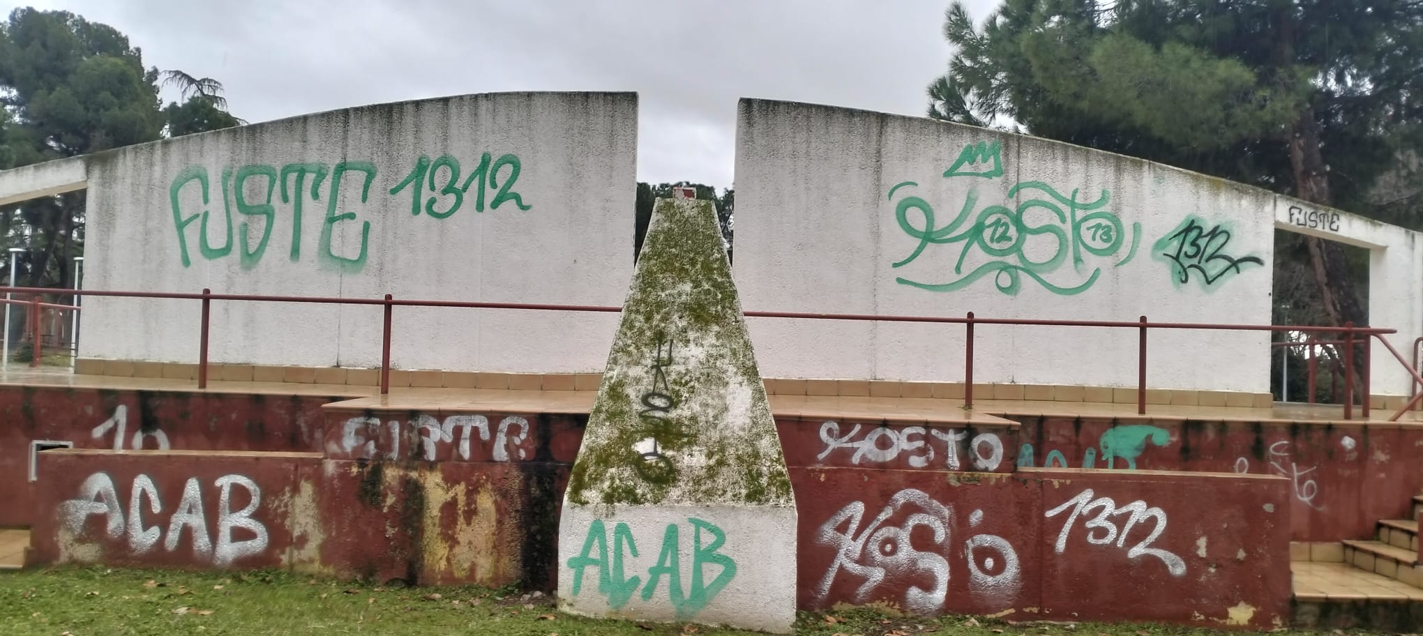 Situación de abandono total del Auditorio del Parque Forestal de Entrevías.