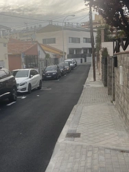 Al inicio de esta calle en el primer tramo al fondo de la fotografía, las aceras ya están rebajadas a la altura de la calzada, pero no en toda la calle es asi