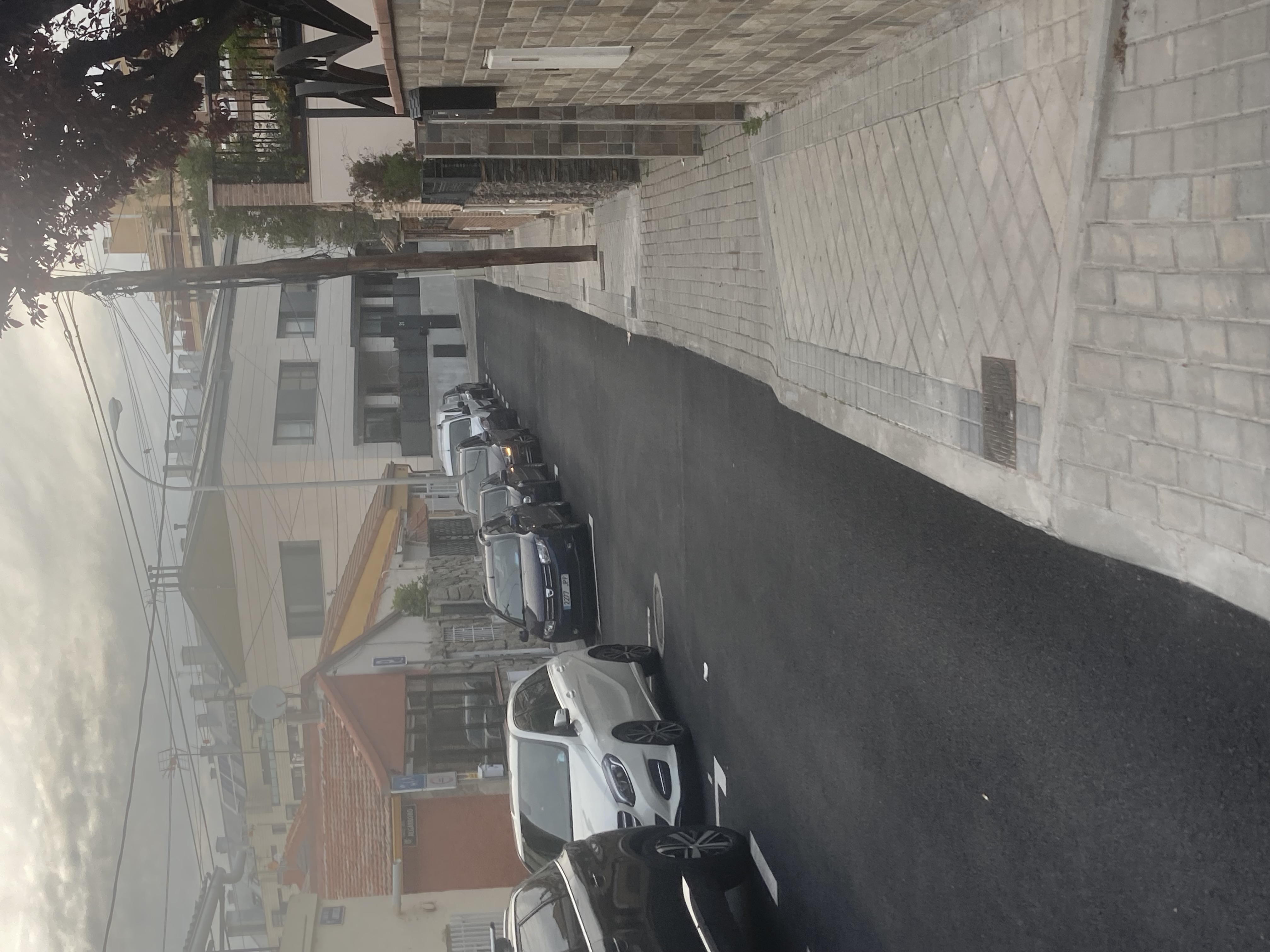 Al inicio de esta calle en el primer tramo al fondo de la fotografía, las aceras ya están rebajadas a la altura de la calzada, pero no en toda la calle es asi