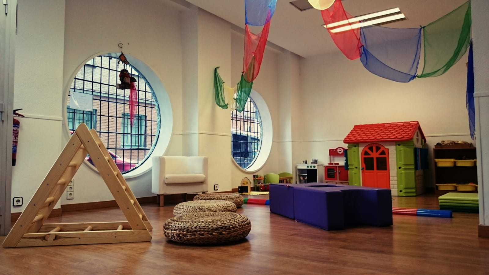 Esta es una imagen obtenida del Proyecto Casa Grande desde la web del Ayuntamiento de Madrid (https://www.madrid.es/portales/munimadrid/es/Inicio/Infancia-y-familia/Proyecto-Casa-Grande/?vgnextfmt=default&vgnextoid=63e3f1c3052c8610VgnVCM1000001d4a900aRCRD&vgnextchannel=2fbfb7dd3f7fe410VgnVCM1000000b205a0aRCRD)

La idea sería crear un espacio parecido en el distrito de Vicálvaro