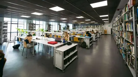Biblioteca-de-la-casa-encendida-1024x576.jpg