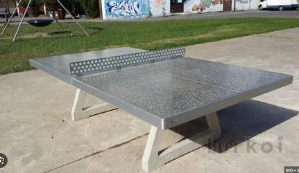 Ejemplo de mesa de ping pong sobre pavimento de hormigón.