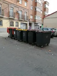 Socavones en calle Doctor Salgado y contenedores de basura