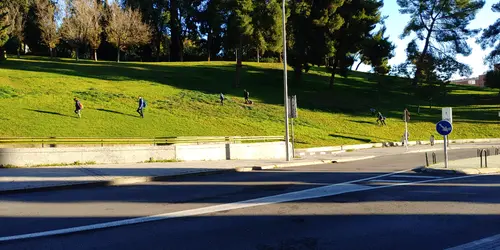 Familias subiendo por la ladera del parque