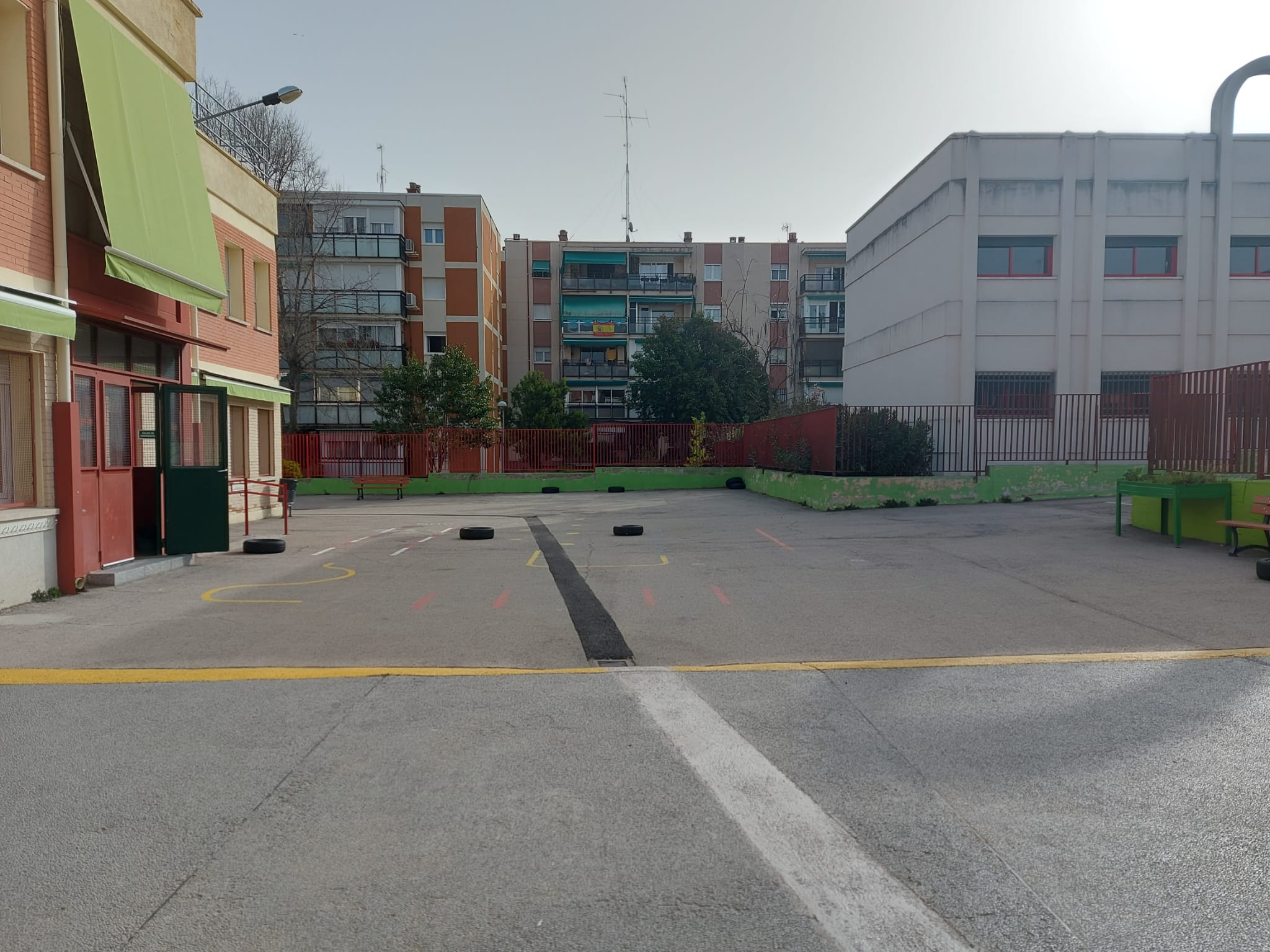 Falta de columpios y accesorios para desarrollar las habilidades psicomotrices del alumnado de Ed. Primaria.