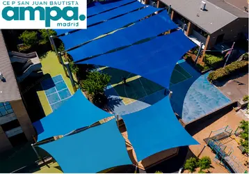 Ejemplo de un Centro escolar que tiene sombras en la zona de juego.