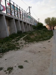 Zona sucia y que invita a las personas sin techo a organizar guetos. En los huecos que quedan a lo largo de las vías del tren.
