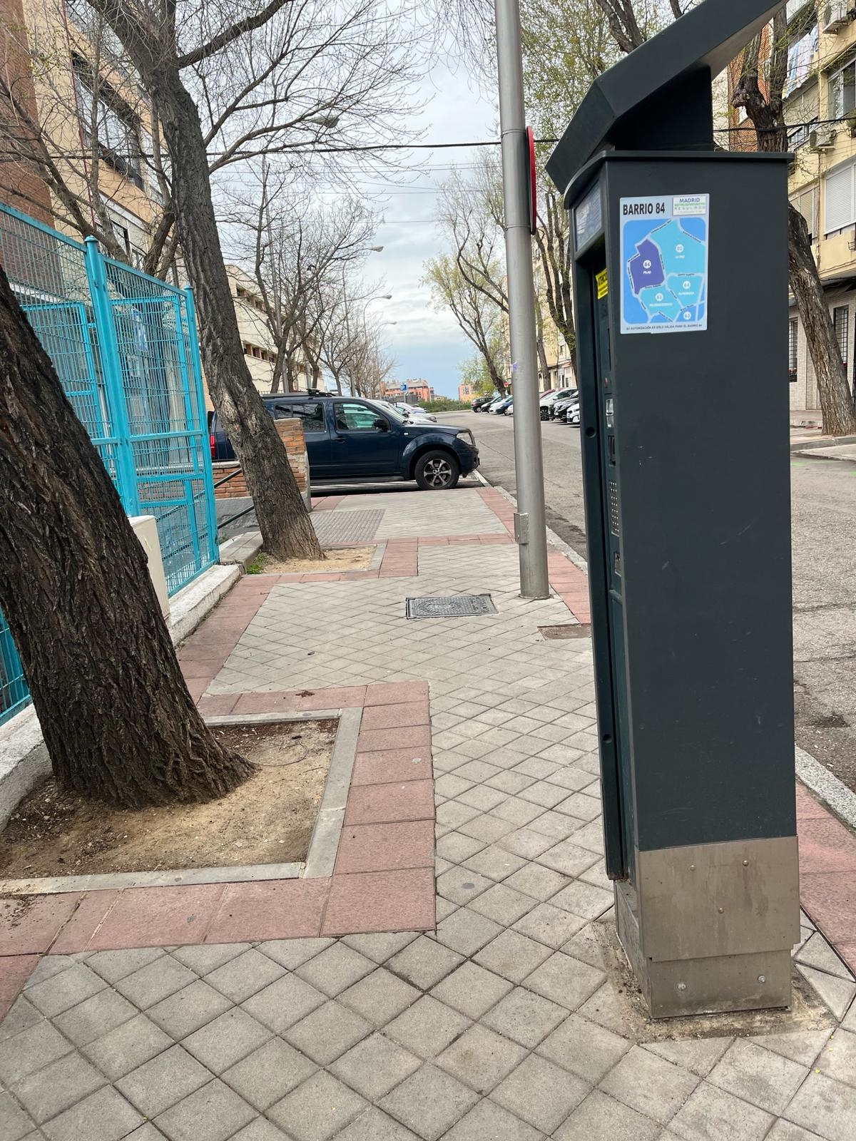 Parquimetro impidiendo el paso