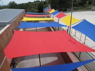 Ejemplo de toldo en patio de colegio