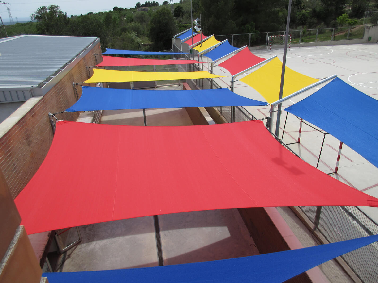Ejemplo de toldo en patio de colegio