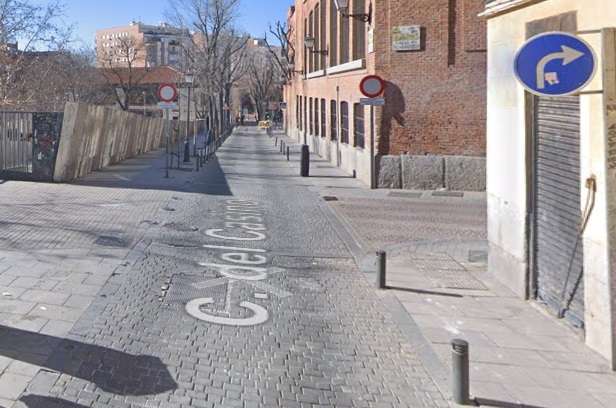 Señales que restringen el paso de vehículos a sus garajes. Que se incumplen a diario