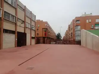 Una de las áreas de patio que se pretende cubrir. 