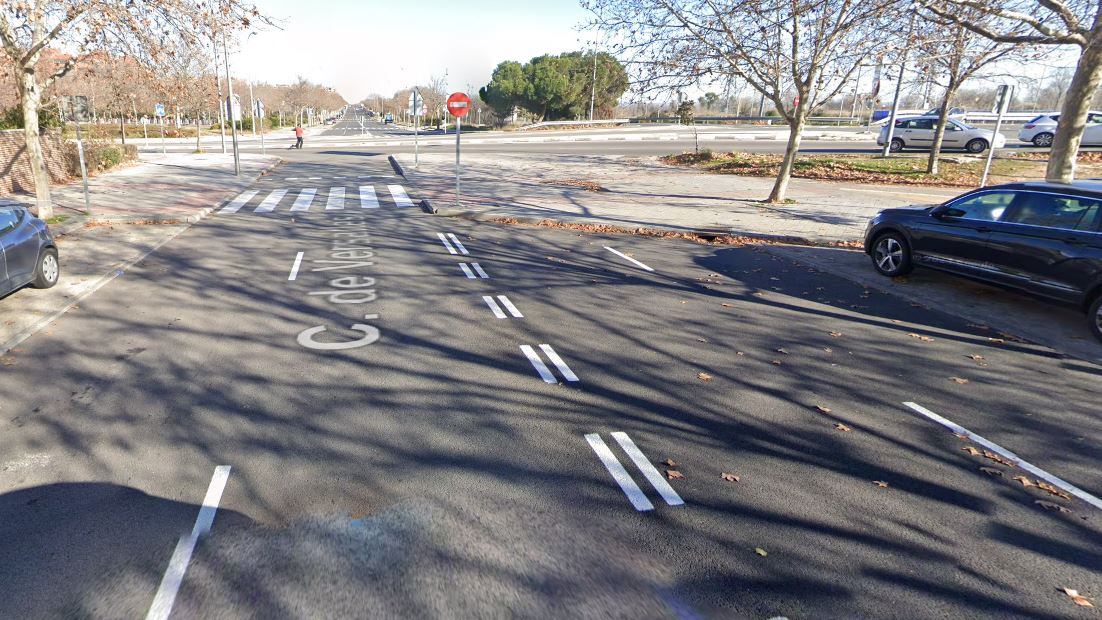 situación actual del final de la calle Versalles que  impide seguir en el mismo sentido para salir a la M40, Vicálvaro o M23