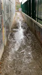 Invadido por barro cada vez que llueve