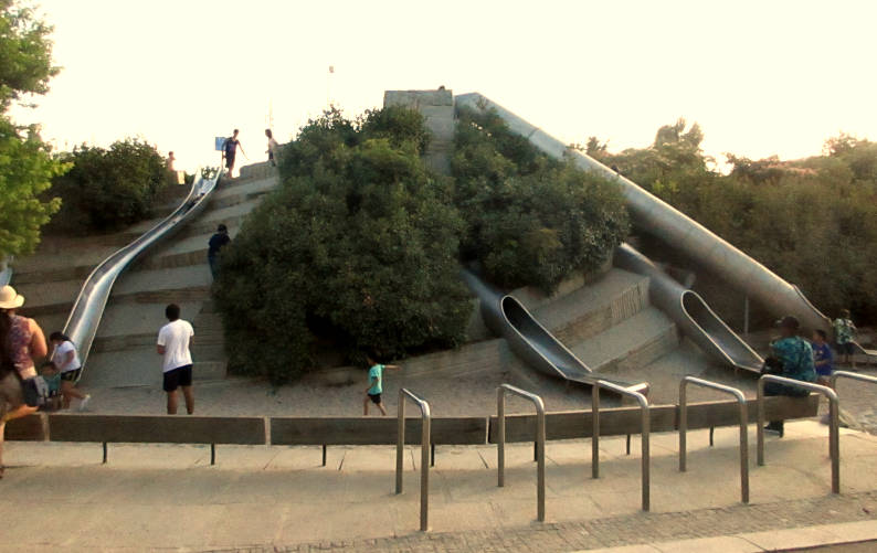 Instalación de toboganes en la Cuña Verde