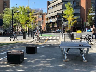 Tenis de mesa en la ciudad y parques