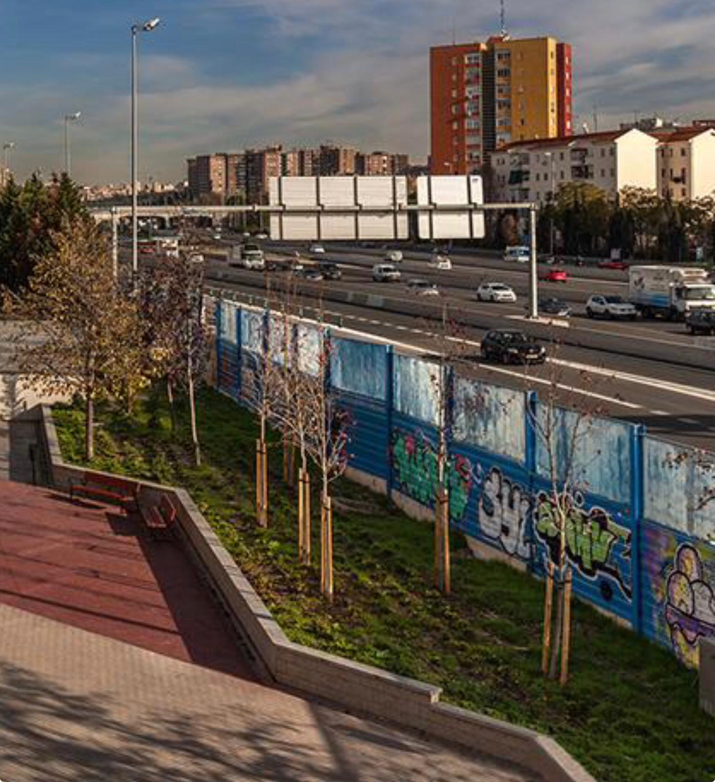 Pantallas sonoras de la M30 llenas de pintadas que no se repintan ni reparan. Zona del Parque Martin Luther King