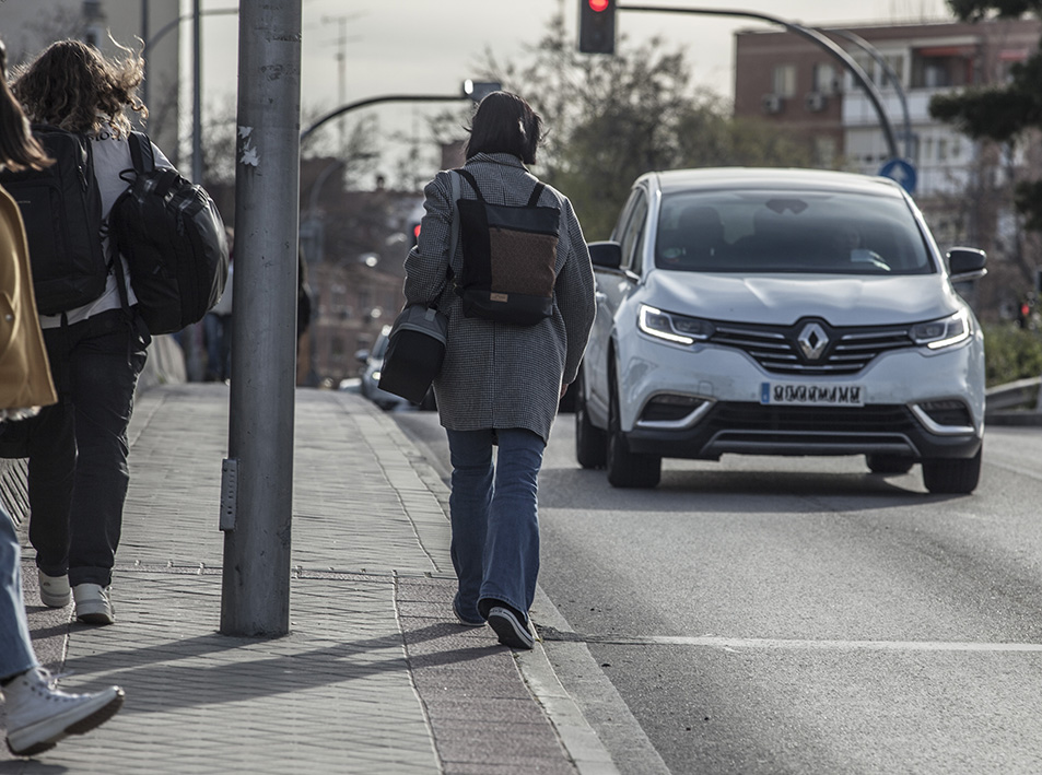 Peatones esquivan farolas para poder avanzar por la estrecha acera