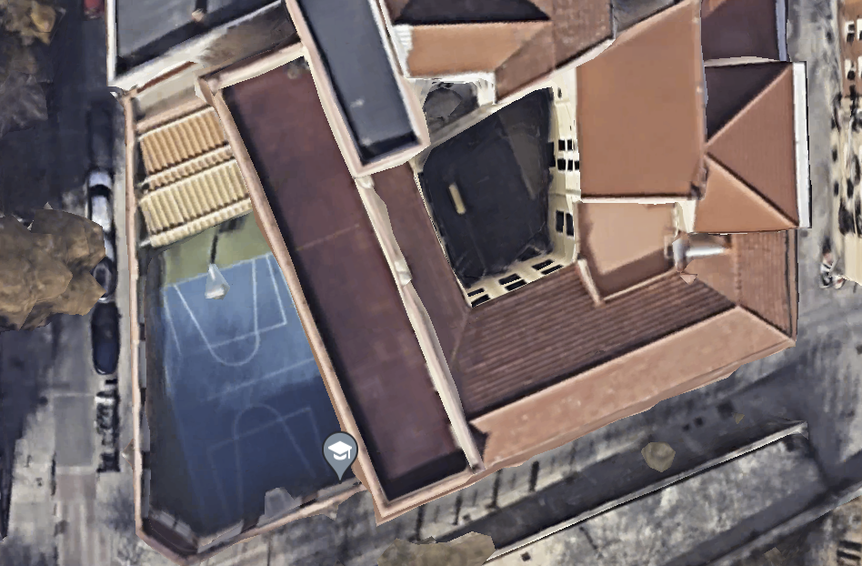 Solo puedo mandar la imagen de uno de los colegios o centros educativos, pero todos tienen el mismo formato de patio o terrazas al descubierto.