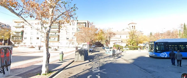 Vista desde la calle Alcalá con todas las dotaciones (plaza, parque infaltil, Bicimad, Autobuses, Iglesia, Galería Comercial)