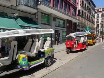 Tuktuks ocupando las escasas plaza de aparcamiento y los cargas y descargas