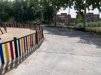 Foto_junto_al_parque_infantil_1.JPG