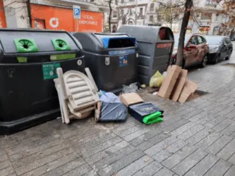 Desechos, suciedad y malos olores en la vía peatonal