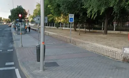 Acera del metro San Fermín desde el cruce de Avenida de los Poblados