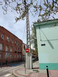 ejemplo poste y acera bloqueada