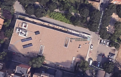 Vista aerea que permite ver el tamano de la parcela, asi como de sus instalaciones solares