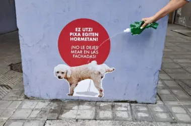imagen del uso de una botella de pis para perro