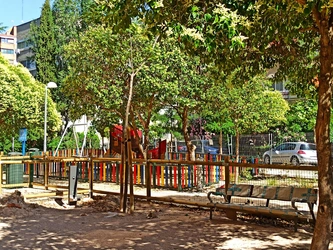 fuente_area_canina_farola_y_entutorado_arbol_pix.jpg