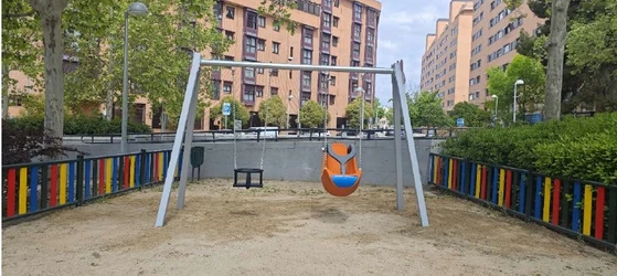 Columpio_accesible_en_Parque_Bronce.jpg