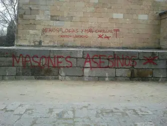 El monumento está sometido a todo tipo de agresiones