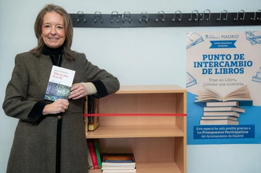 La Concejala inaugura el Punto de Intercambio de Libros en el CM Guindalera
