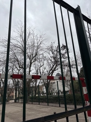 Agujeros existentes en el vallado de las canchas.