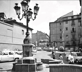 Fotografía antigua de la plaza con su característica farola 
