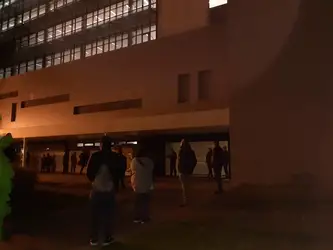 personas haciendo cola en el hospital 12 de octubre 