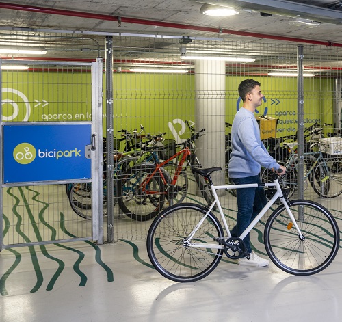 Ejemplo de un aparcamiento seguro para bicicletas gestionado por empresa pública barcelonesa. 
