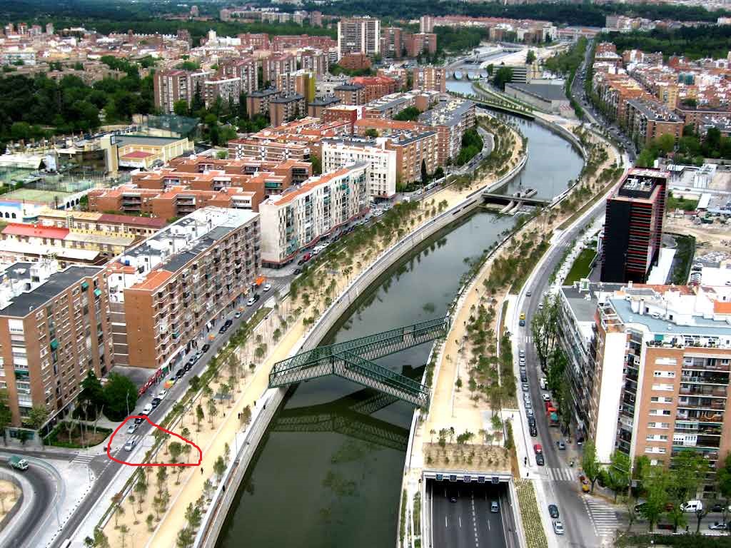 Situación (círculo rojo) de la escalera solicitada. Se puede observar la distancia de la rampa actual (unos 25m) y cómo la escalera daría un mejor acceso, mayor facilidad y más seguridad a nuestros vecinos de mayor edad