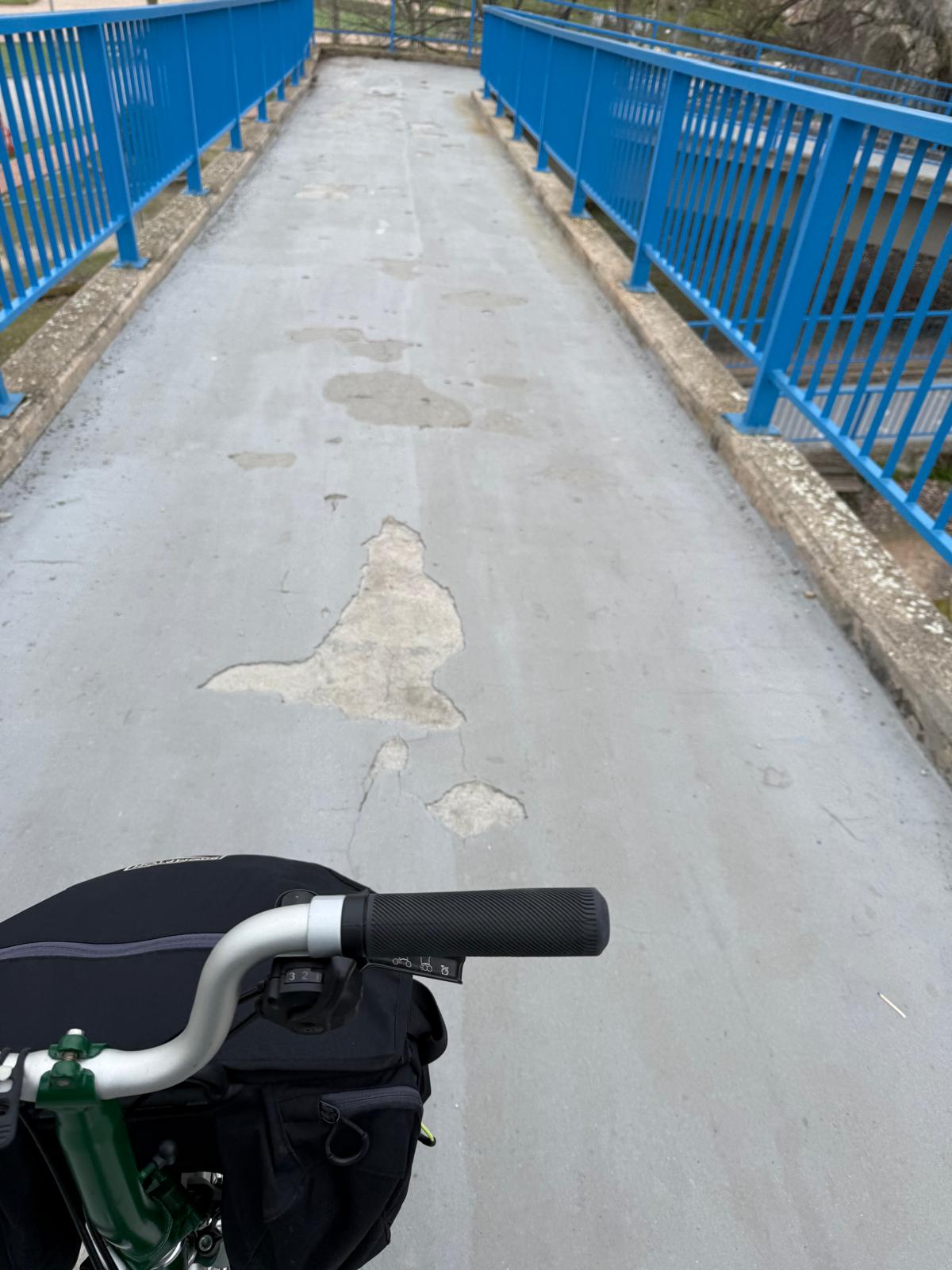 Pasarela en mal estado.