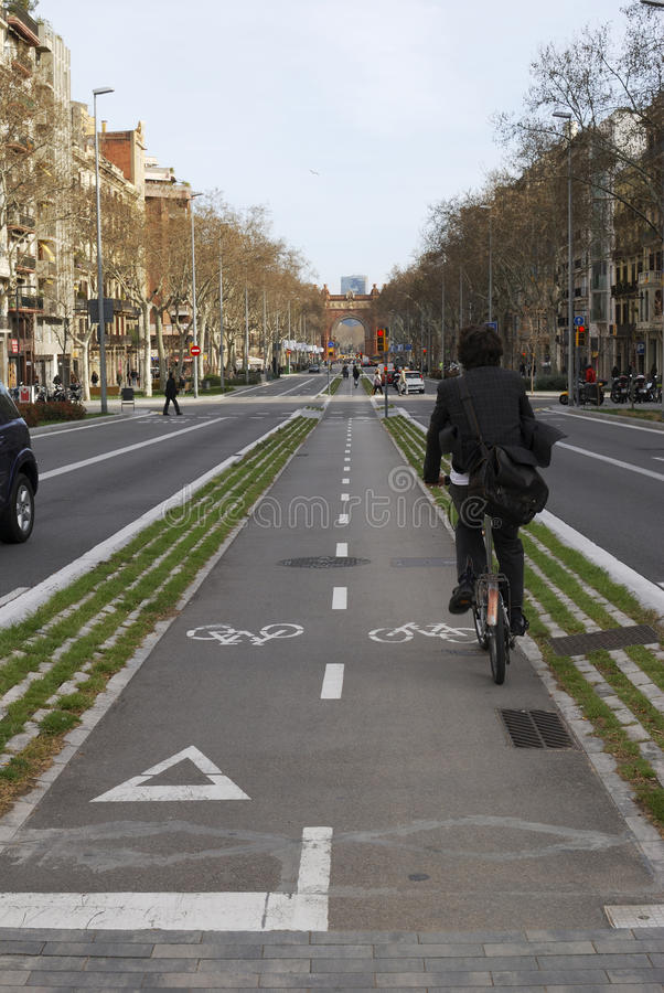 La imagen muestra un carril bici, en los dos sentidos de la marcha, utilizando la mediana entre dos carriles para automóviles que quedan adecuadamente separados de los ciclistas.