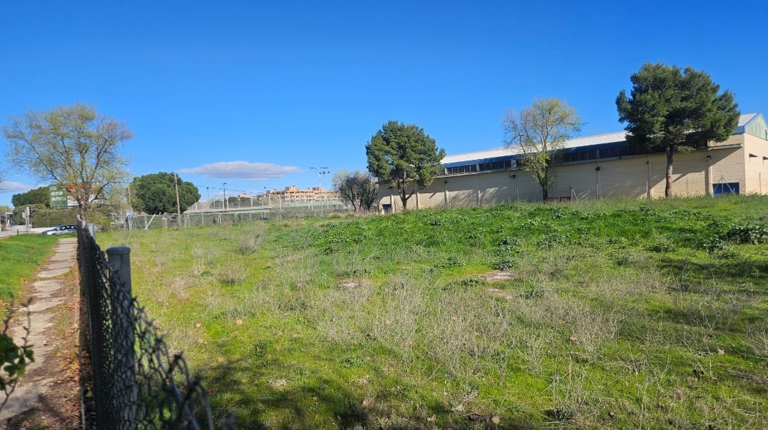 Parcela municipal sin uso en Av. de Logroño esquina C/ Los Brezos, Barajas