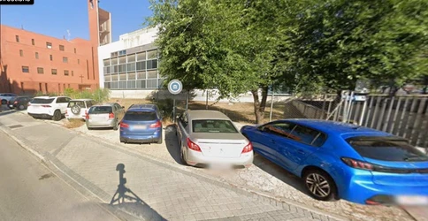 Ejemplo de zona que, bien aprovechada, podría dar cabida a más vehículos y de una forma más "legal" (calle Galeón)