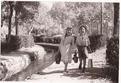 Fotografía tomada por José Luis Berzal en 1958. Una pareja de peques camina alegremente por las orillas de la Acequia del Norte o Canalillo.