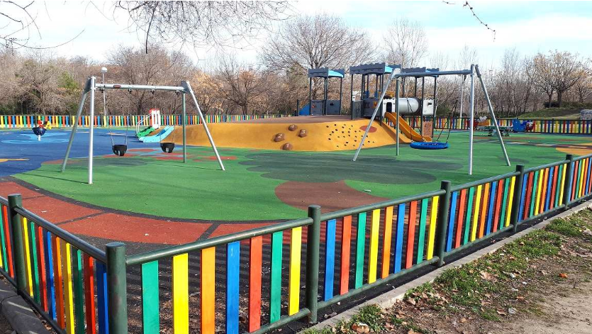 Ejemplo de área infantil con suelo antigolpes