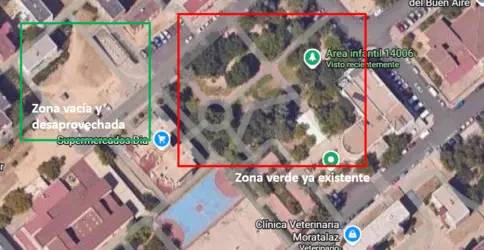 En esta imagen se muestra la zona verde con el área infantil a mejorar, y la zona vacía y desaprovechada que se podría convertir en un espacio verde. 